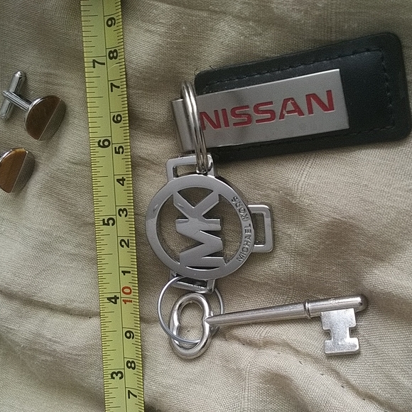 Silver (color) key chain 1Sz$28 +  free cufflinks - Picture 4 of 4